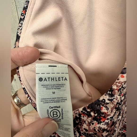 ATHLETA Conscious crop top. Padded. Size M - Picture 6 of 9